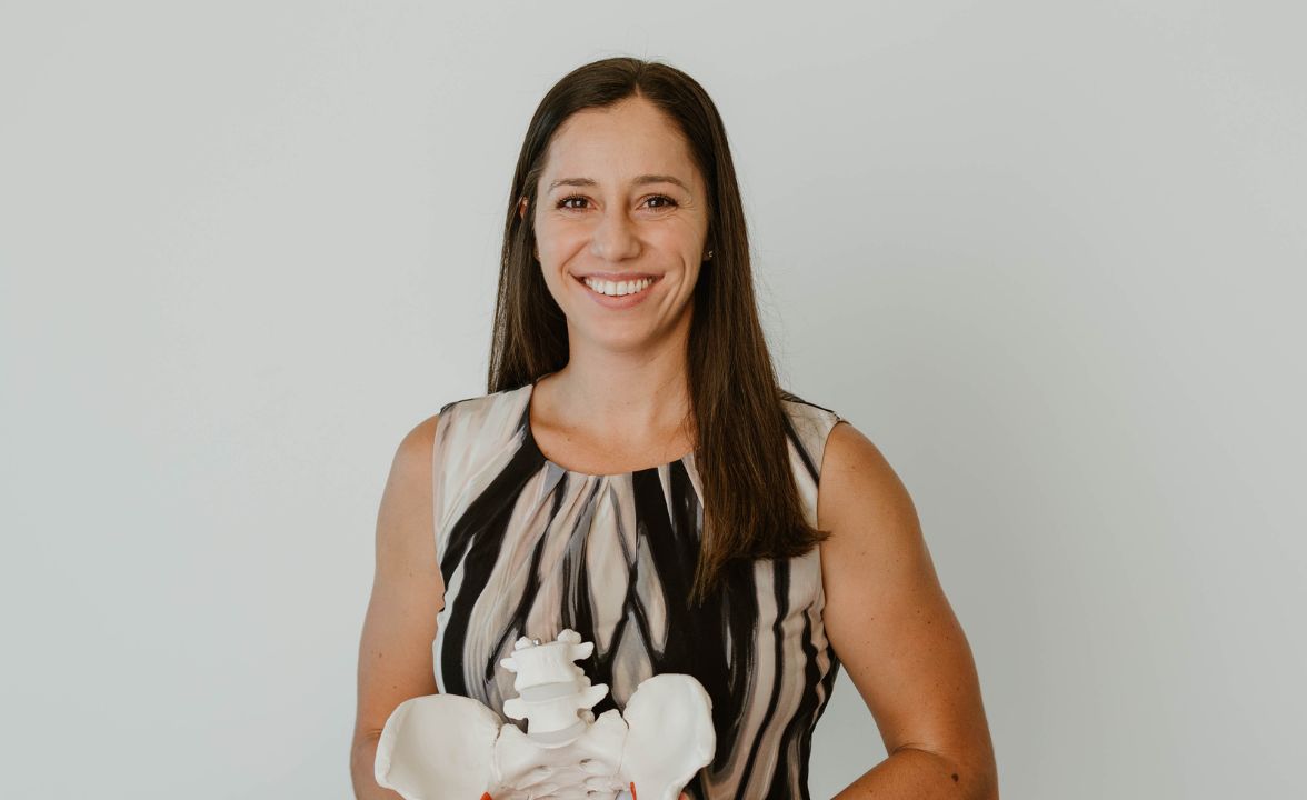 https://alumni.pcom.edu/wp-content/uploads/2025/12/philadelphia-college-of-osteopathic-medicine-alyssa-rives-holding-pelvic-model-news@2x.jpg